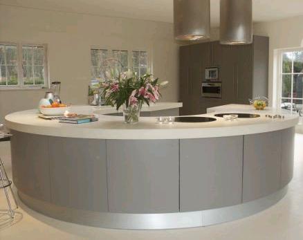 Americana Circle kitchen from Living in Style – round kitchens rock!